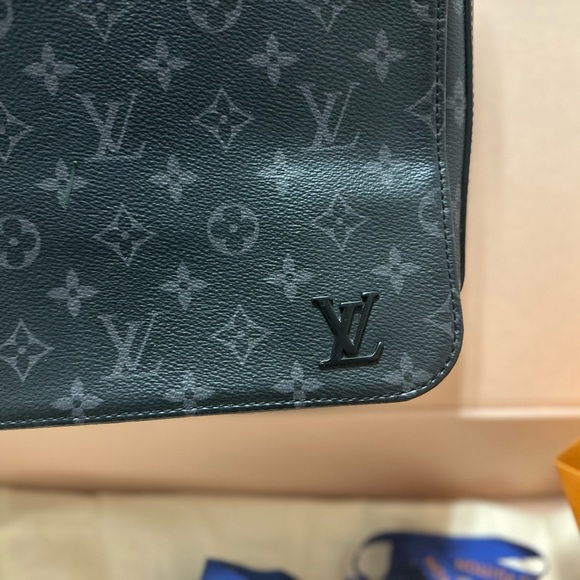 Louis Vuitton Messenger Bag - Picture 3 of 4